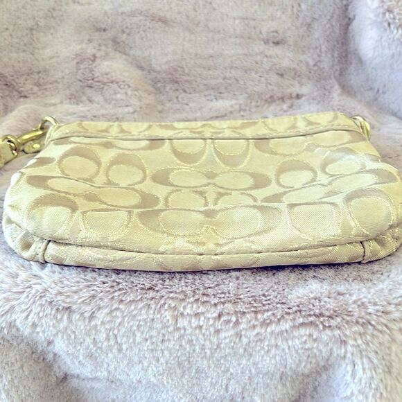 Coach Poppy Series Tan/Gold Wristlet . Size 8” x 5.5” - Picture 3 of 7